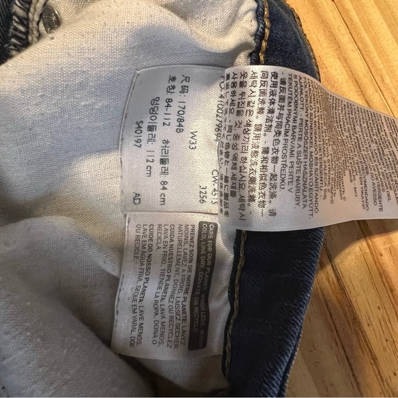 Size 33  Levi Strauss Jean Shorts - Picture 3 of 4